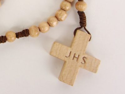 Geschenk zur Erstkommunion und Taufe. Handgeknüpfter Kinderrosenkranz, Rosenkranz aus Holz, handmade in Bayern