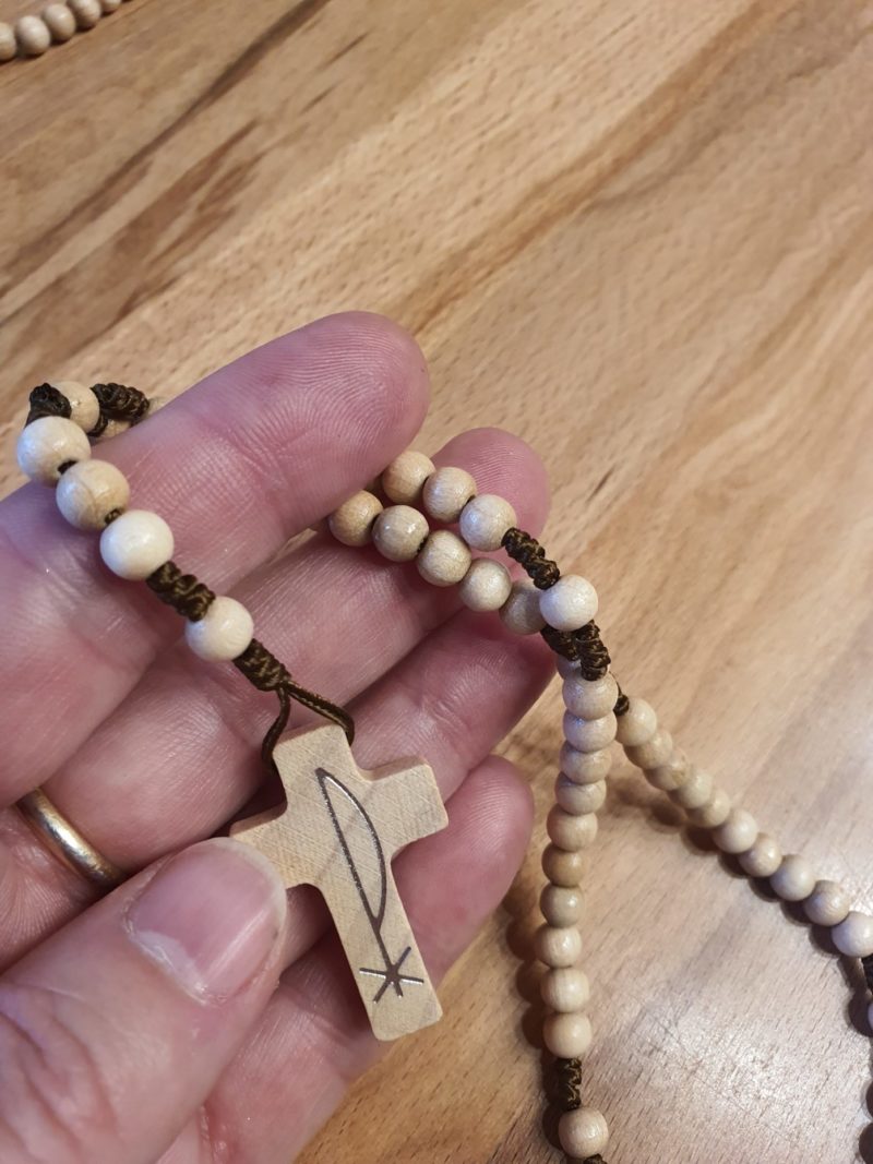 Geschenk zur Erstkommunion, Autofahrerrosenkranz und Führerschein. Handgeknüpfter Rosenkranz, Rosenkranz aus Holz, handmade in Bayern