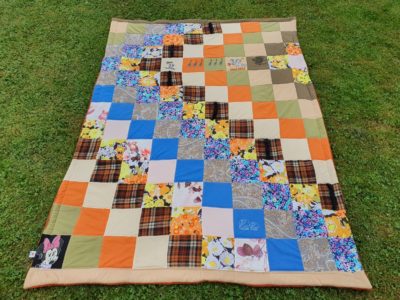 Patchworkdecke aus Kleidung Verstorbener aus kleinen 15 x 15 cm großen Patches bis 140 x 200 cm