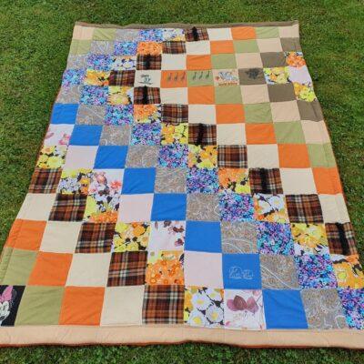 Patchworkdecke aus Kleidung Verstorbener aus kleinen 15 x 15 cm großen Patches bis 140 x 200 cm