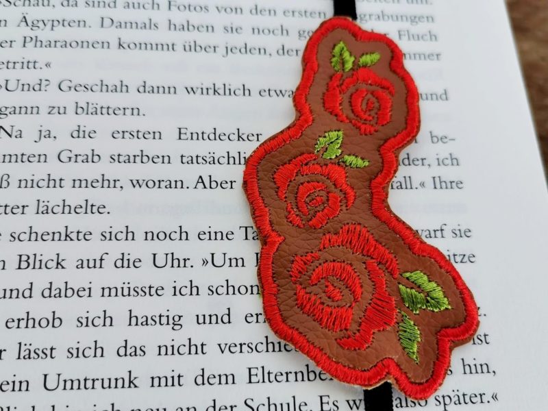Lesezeichen mit Stickerei Rose und Gummiband