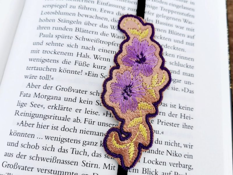 Lesezeichen mit Stickerei Blumen und Gummiband