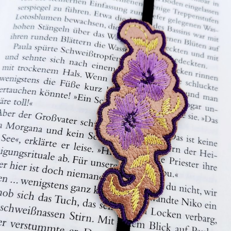 Lesezeichen mit Stickerei Blumen und Gummiband