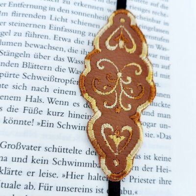 Lesezeichen mit Stickerei florales Ornament und Gummiband