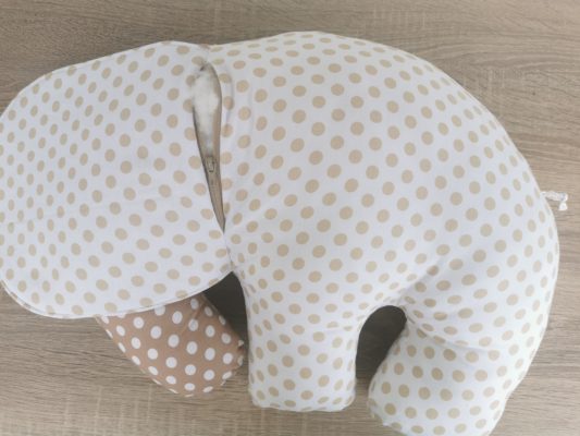 Ein Elefantenkissen als Erinnerungskissen genäht aus Baumwollstoffen oder Kleidung von Verstorbenen. Mit Widmung und Name