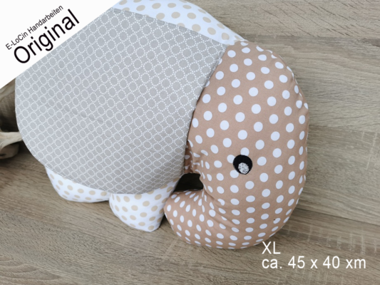 Ein Elefantenkissen als Erinnerungskissen genäht aus Baumwollstoffen oder Kleidung von Verstorbenen. Mit Widmung und Name