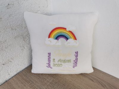 Taufkissen bestickt mit Name und Taufort, Taufdatum und Regenbogen