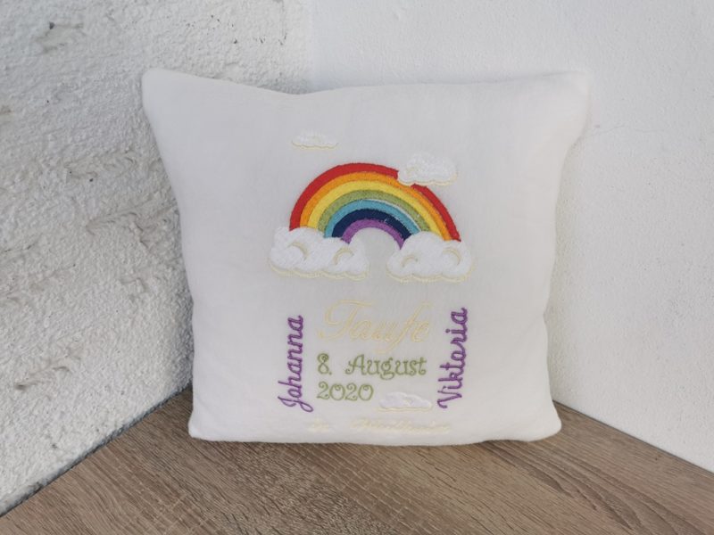 Taufkissen bestickt mit Name und Taufort, Taufdatum und Regenbogen