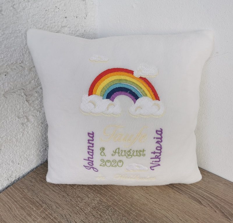 Taufkissen bestickt mit Name und Taufort, Taufdatum und Regenbogen