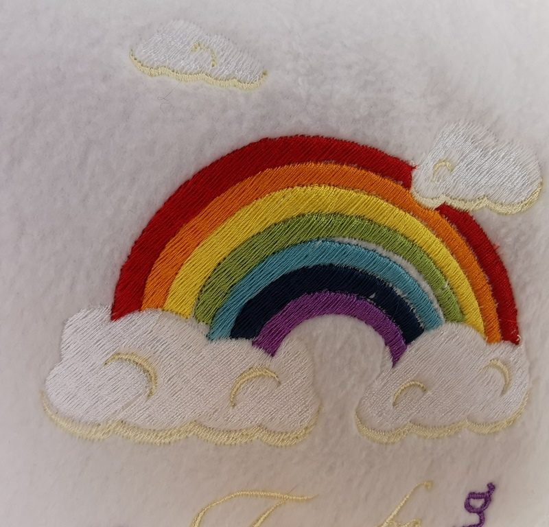 Taufkissen bestickt mit Name und Taufort, Taufdatum und Regenbogen