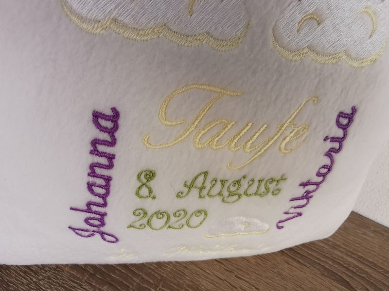 Taufkissen bestickt mit Name und Taufort, Taufdatum und Regenbogen
