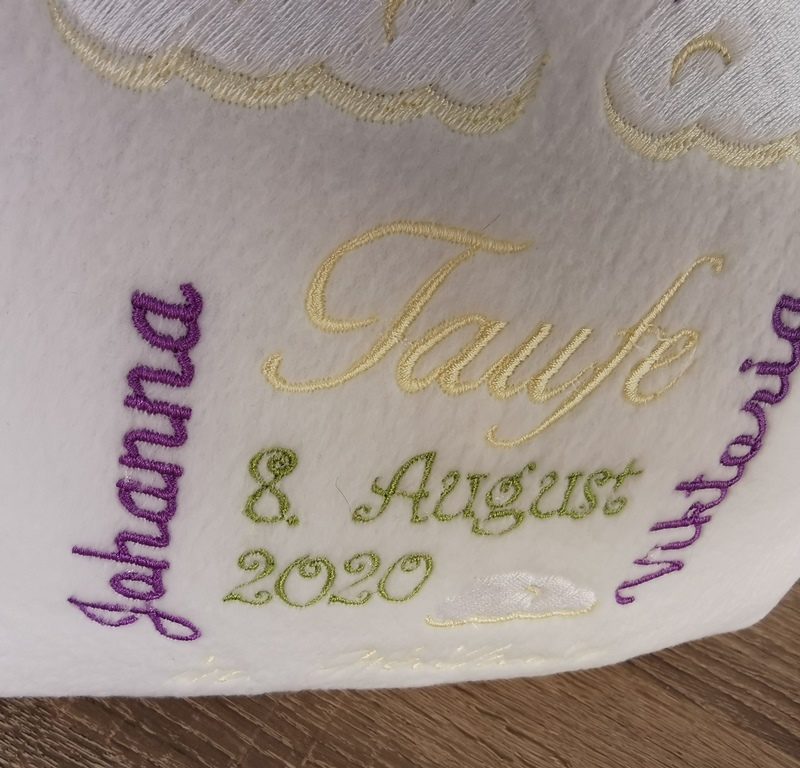 Taufkissen bestickt mit Name und Taufort, Taufdatum und Regenbogen