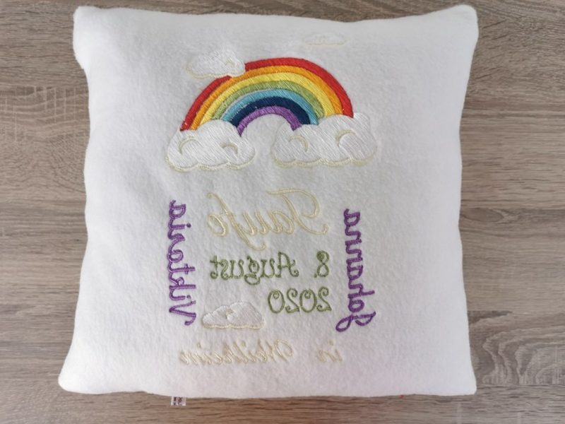 Taufkissen bestickt mit Name und Taufort, Taufdatum und Regenbogen