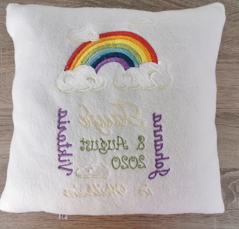 Taufkissen bestickt mit Name und Taufort, Taufdatum und Regenbogen