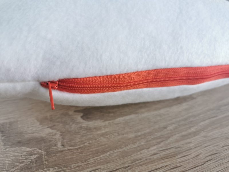 Taufkissen bestickt mit Name und Taufort, Taufdatum und Regenbogen