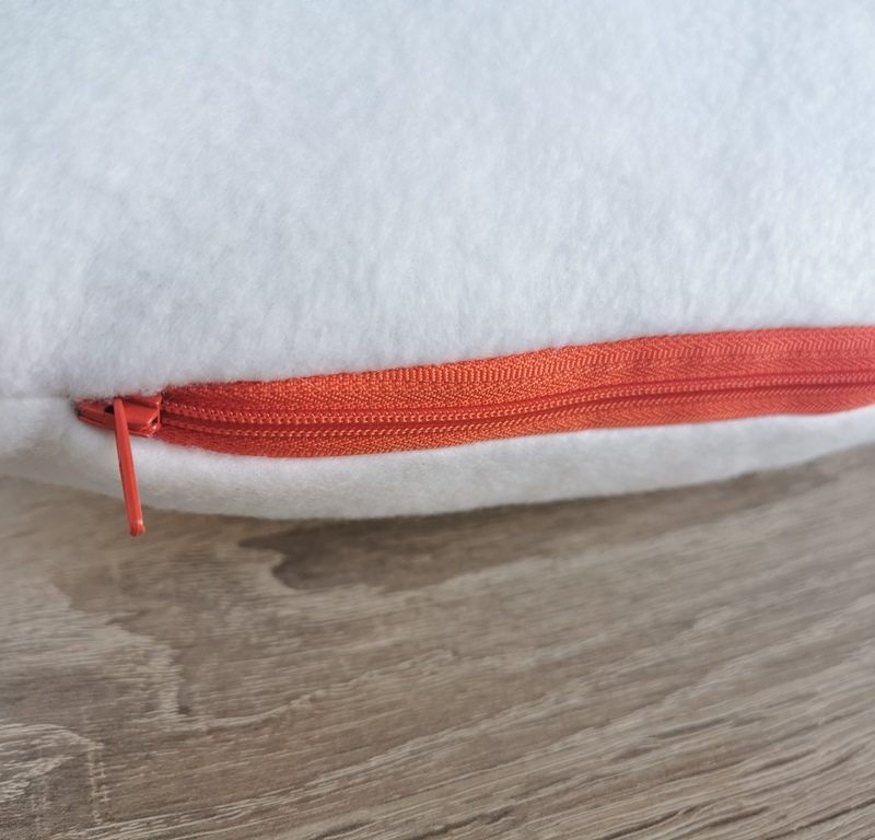 Taufkissen bestickt mit Name und Taufort, Taufdatum und Regenbogen