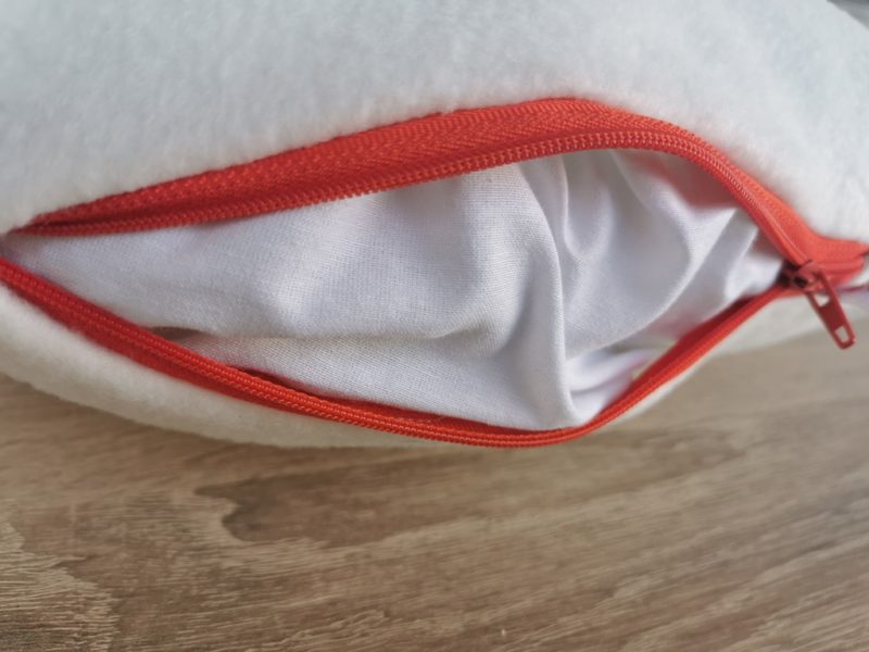 Taufkissen bestickt mit Name und Taufort, Taufdatum und Regenbogen