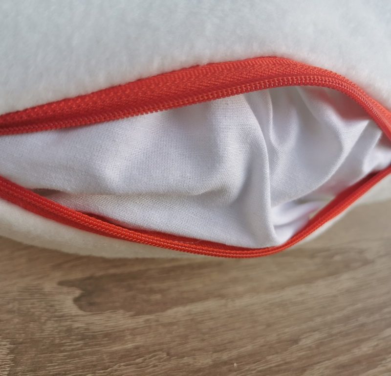 Taufkissen bestickt mit Name und Taufort, Taufdatum und Regenbogen