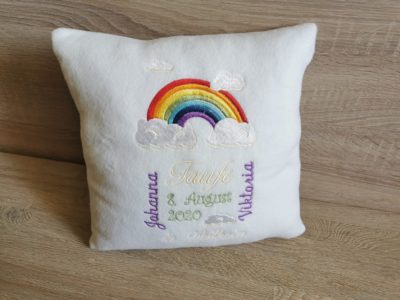 Taufkissen bestickt mit Name und Taufort, Taufdatum und Regenbogen