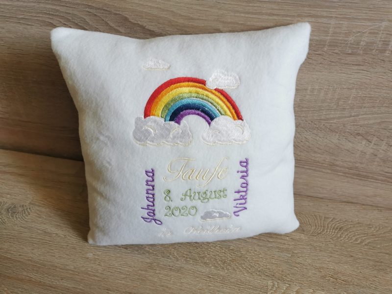 Taufkissen bestickt mit Name und Taufort, Taufdatum und Regenbogen
