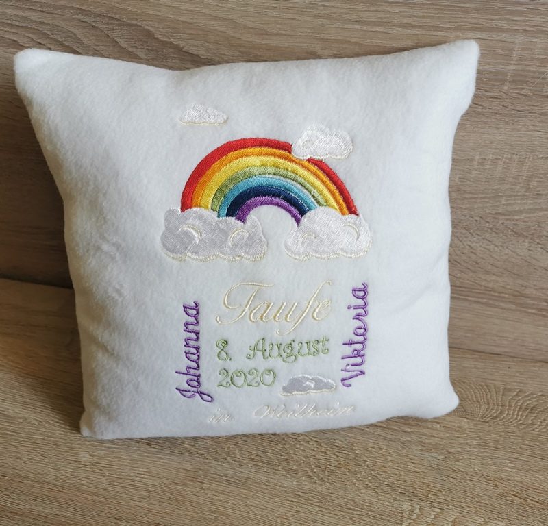 Taufkissen bestickt mit Name und Taufort, Taufdatum und Regenbogen