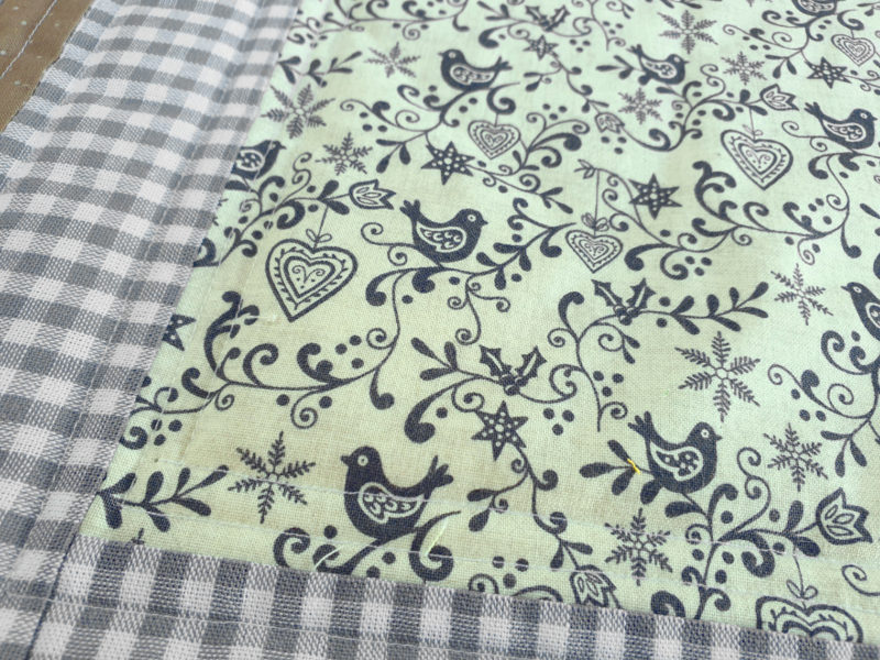 Tischdeckchen Mitteldecke Table Topper Patchworkdeckchen für Weihnachten mit Vögel im skandinavischen Design, Weihnachtsmotiv