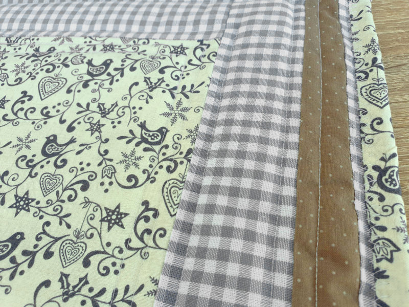 Tischdeckchen Mitteldecke Table Topper Patchworkdeckchen für Weihnachten mit Vögel im skandinavischen Design, Weihnachtsmotiv