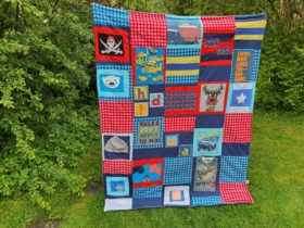 Erinnerungsdecke als Patchworkdecke aus Kleidung von einem Kind