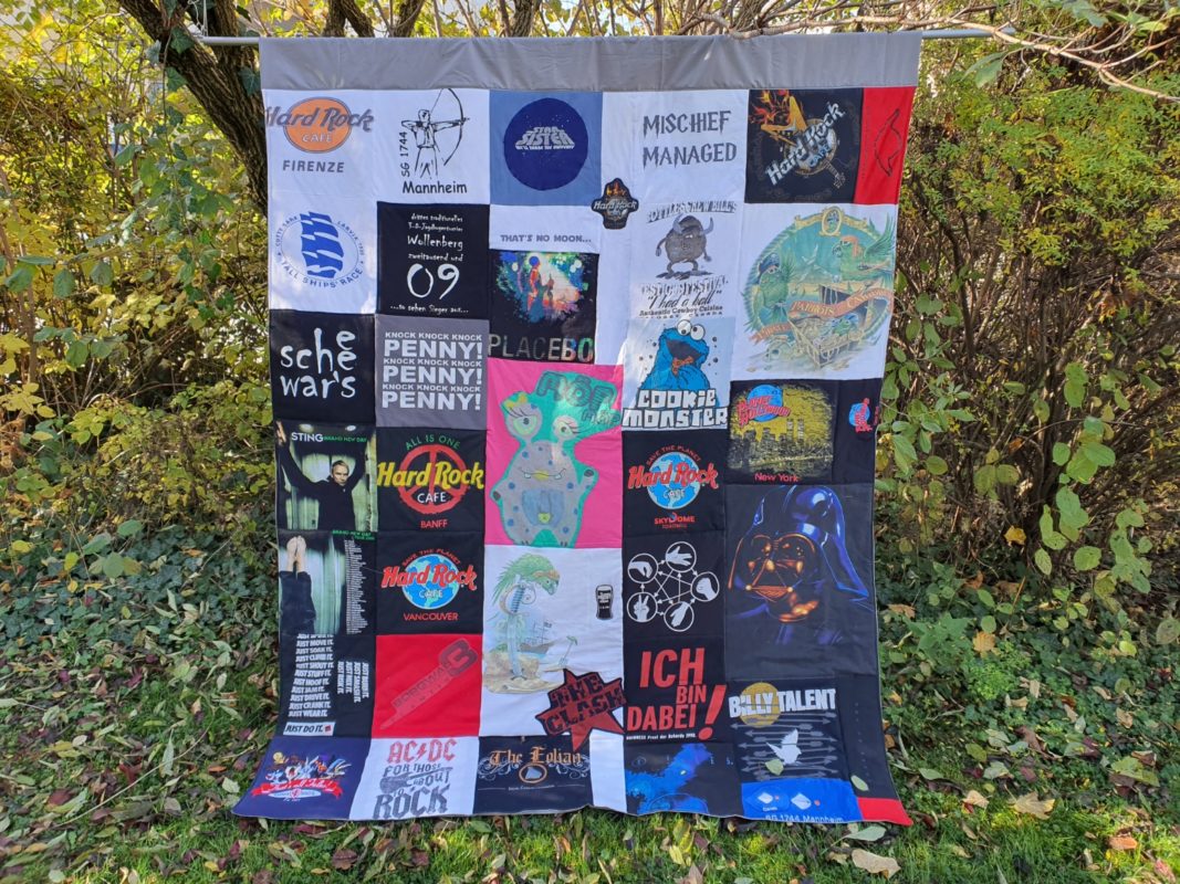 Patchworkdecke aus Deinen T-Shirts oder Kleidung, Patches 30 x 30 cm als Erinnerungsdecke