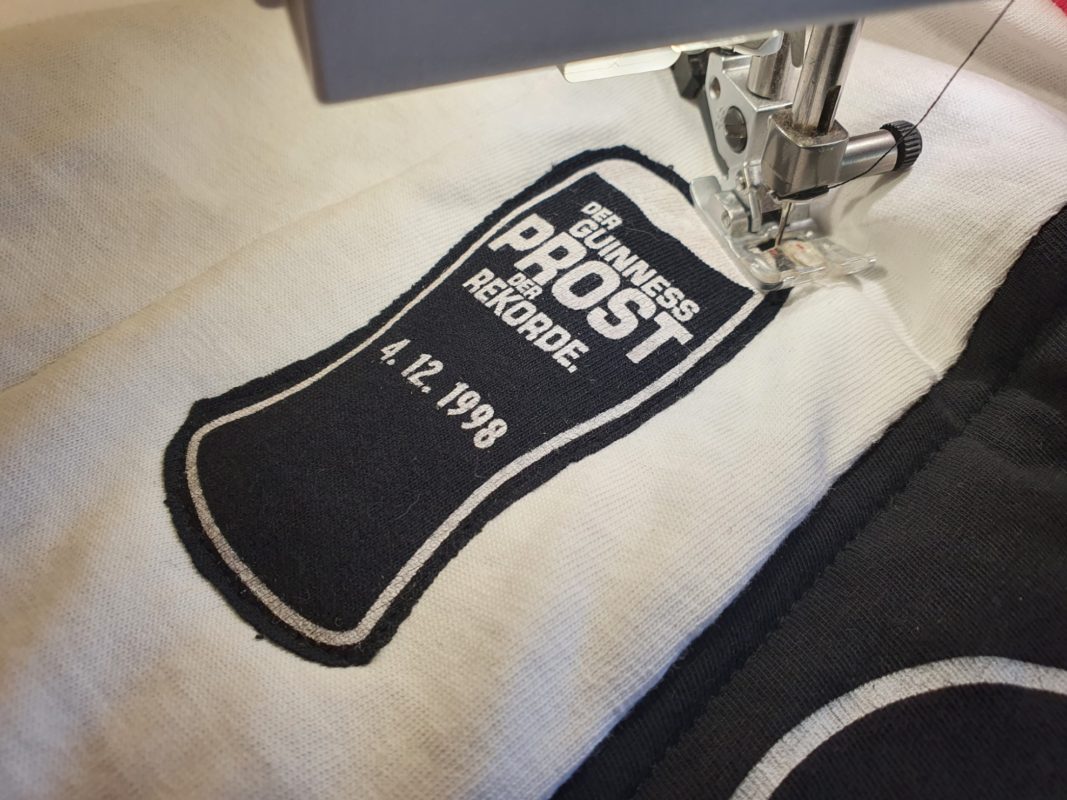 ich nähe deine Patchworkdecke aus Trikots, Sporttrikots und T-Shirts und lege Wert auf den Erhalt von individuellen Logos, Emblemen und unikaten Bestandteilen. Keine Massenanfertigung oder Akkordarbeit - jede Decke wird in Ruhe und mit Geduld individuell genäht.