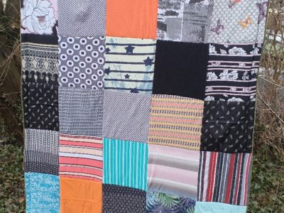 Patchworkdecke aus Kleidung Verstorbener zur Trauerbegleitung
