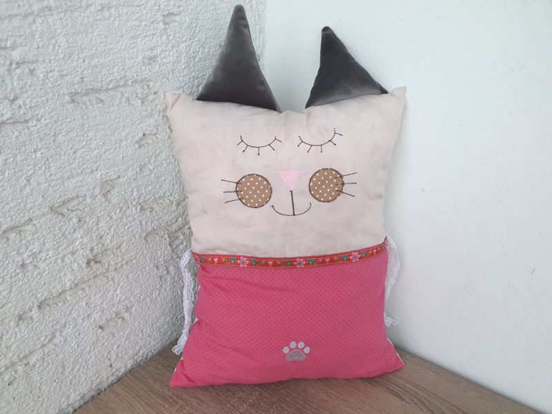 Nestchen Kissen für Bettumrandung in Form eine Katze