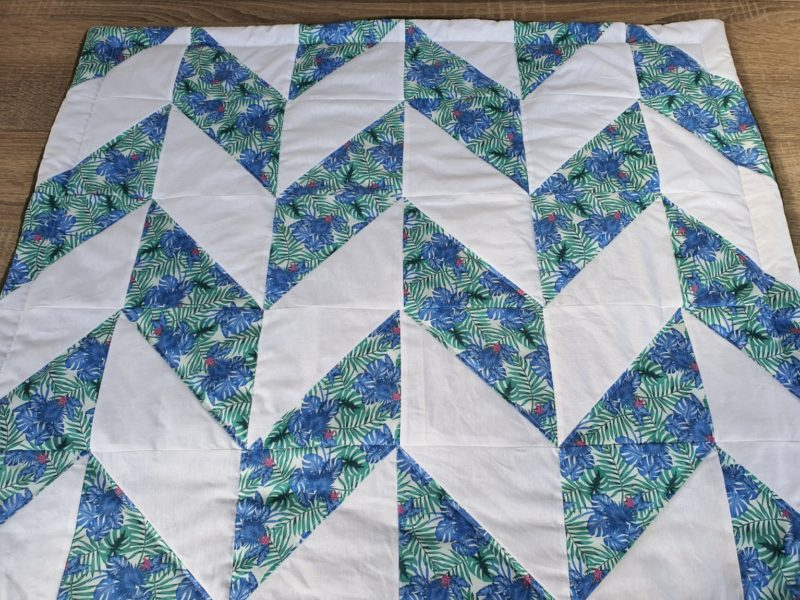 Patchworkdecke im Fischgrätmuster, echte Handarbeit aus 2 Stoffen