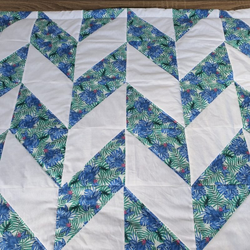 Patchworkdecke im Fischgrätmuster, echte Handarbeit aus 2 Stoffen