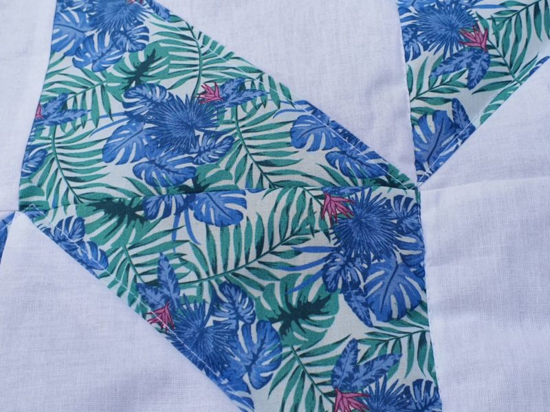Patchworkdecke im Fischgrätmuster, echte Handarbeit aus 2 Stoffen