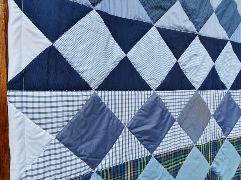 Patchworkdecke aus Herrenhemden genäht im klassischen Uhrenglas Mosaik