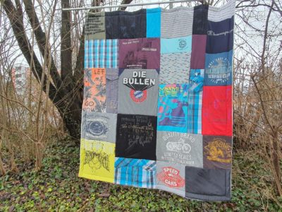 Trauerbewältigung mit einer Patchworkdecke aus der Kleidung des Verstorbenenn T-Shirts und Hemden hilft diese Decke der Mama über den Tod ihres Sohnes hinweg