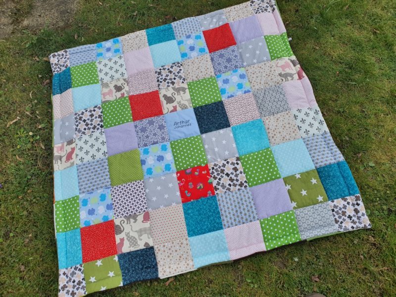 Patchworkdecke aus lauter verschiedenen Stoffen, wild und bunt für die ganz Kleinen