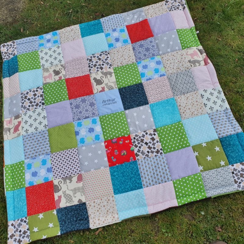 Patchworkdecke aus lauter verschiedenen Stoffen, wild und bunt für die ganz Kleinen
