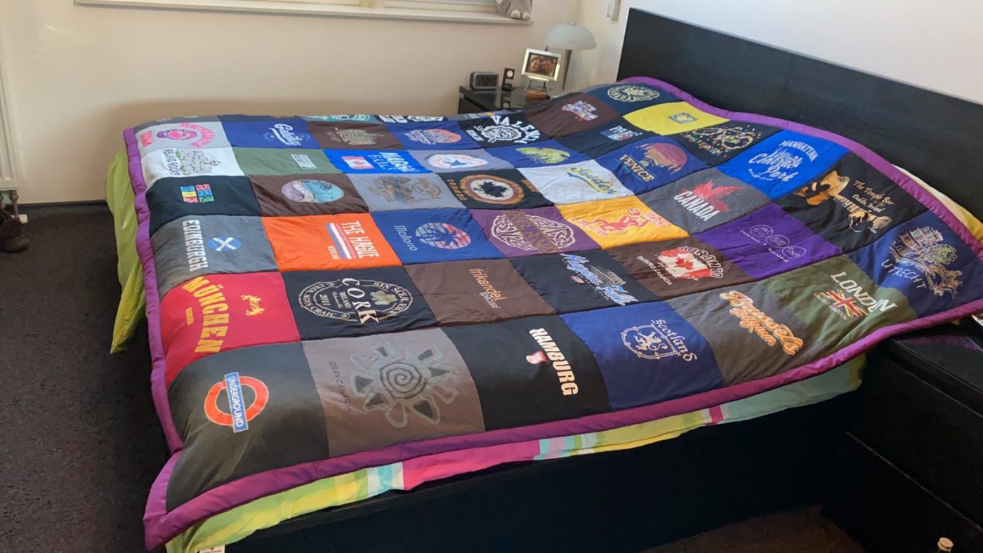 T-Shirtdecke in XXL 2 x 2 m für Rene O. 49 T-Shirts wurde zu einem neuen großen Ganzes