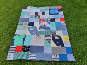 Erinnerungsdecke als Patchworkdecke aus Kleidung von Kindern und Babys