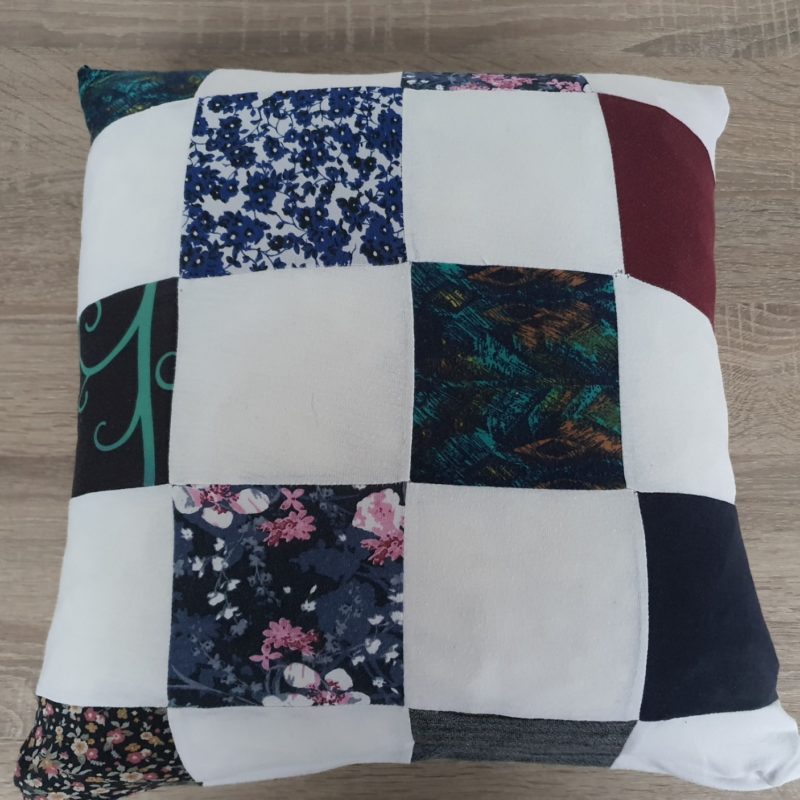 Patchwork Erinnerungskissen aus Kleidung Verstorbener