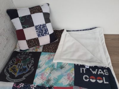 Set aus großer Tagesdecke und Patchwork Erinnerungskissen aus Kleidung Verstorbener