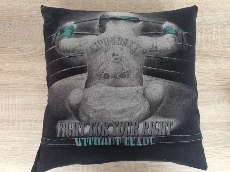 Erinnerungskissen aus T-Shirts, Pullover oder Hemden. Genäht aus Kleidung mit passendem Füllkissen als liebe Erinnerung an Verstorbene oder an eine schöne Zeit