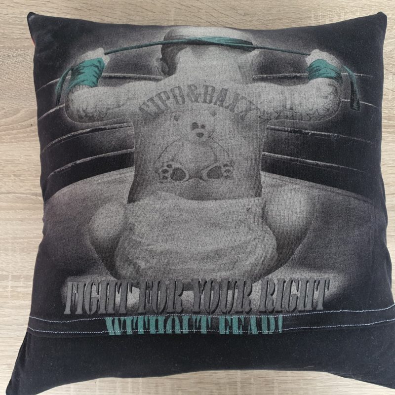 Erinnerungskissen aus T-Shirts, Pullover oder Hemden. Genäht aus Kleidung mit passendem Füllkissen als liebe Erinnerung an Verstorbene oder an eine schöne Zeit