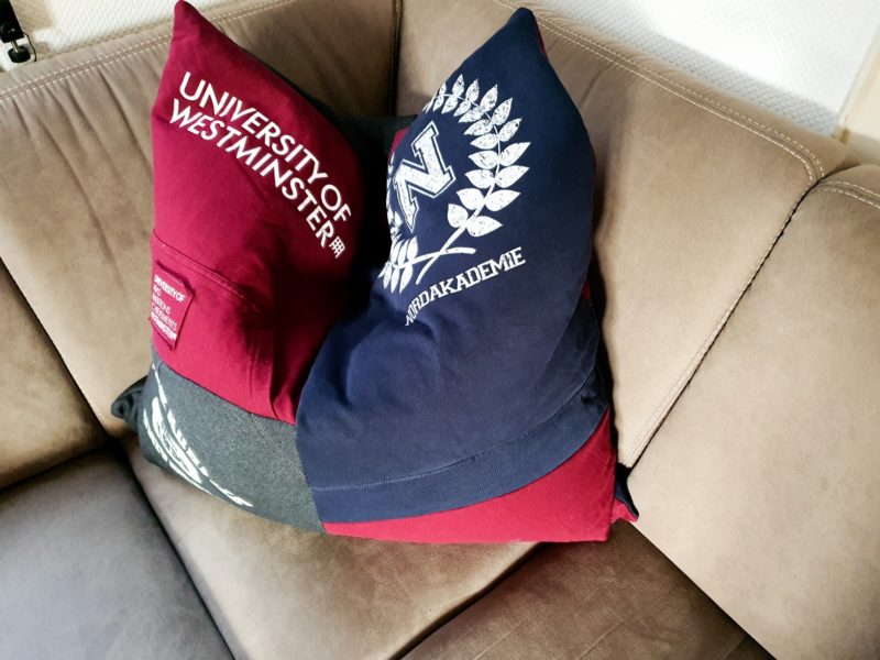 Erinnerungskissen aus T-Shirts, Pullover oder Hemden. Genäht aus Kleidung mit passendem Füllkissen als liebe Erinnerung an Verstorbene oder an eine schöne Zeit