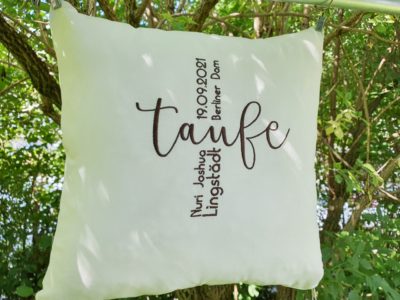 Taufkissen mit Taufspruch eingestickt