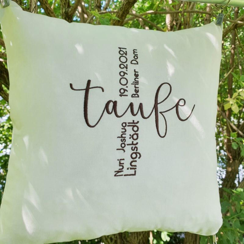 Taufkissen mit Taufspruch eingestickt