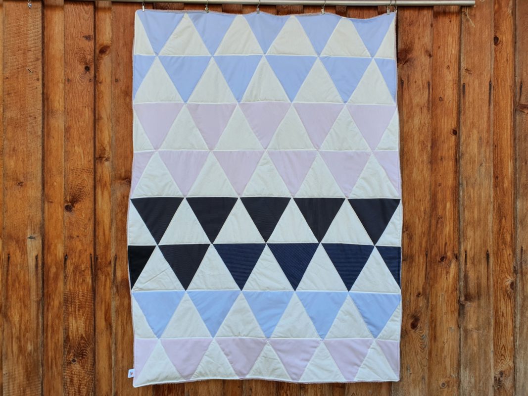 Patchworkdecke aus Herrenhemden aus Dreiecken genäht