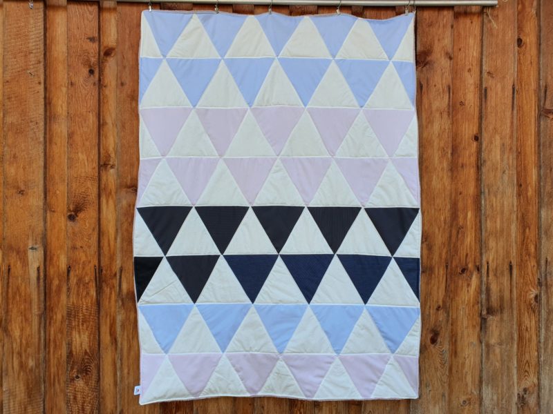 Patchworkdecke aus Herrenhemden aus Dreiecken genäht